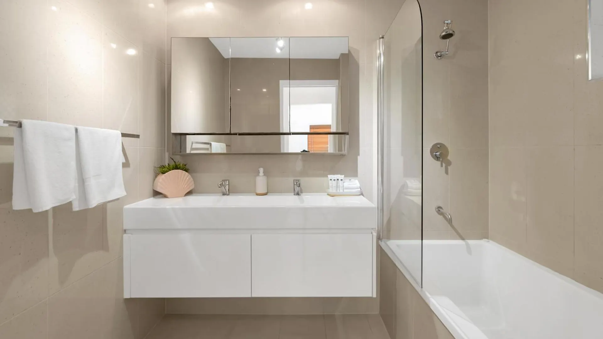 Апартаменты 'Eclipse' A Poolside Family Escape In The Cbd Кэрнс