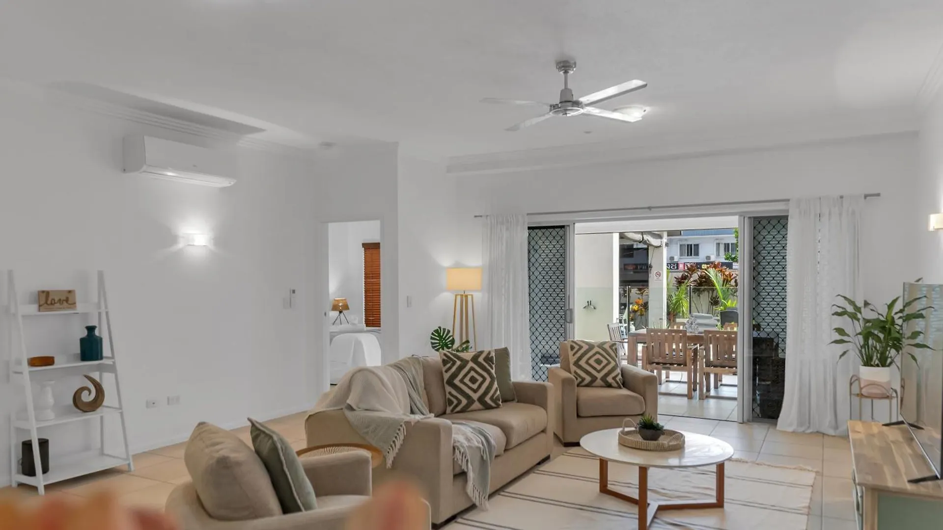 Апартаменты 'Eclipse' A Poolside Family Escape In The Cbd Кэрнс