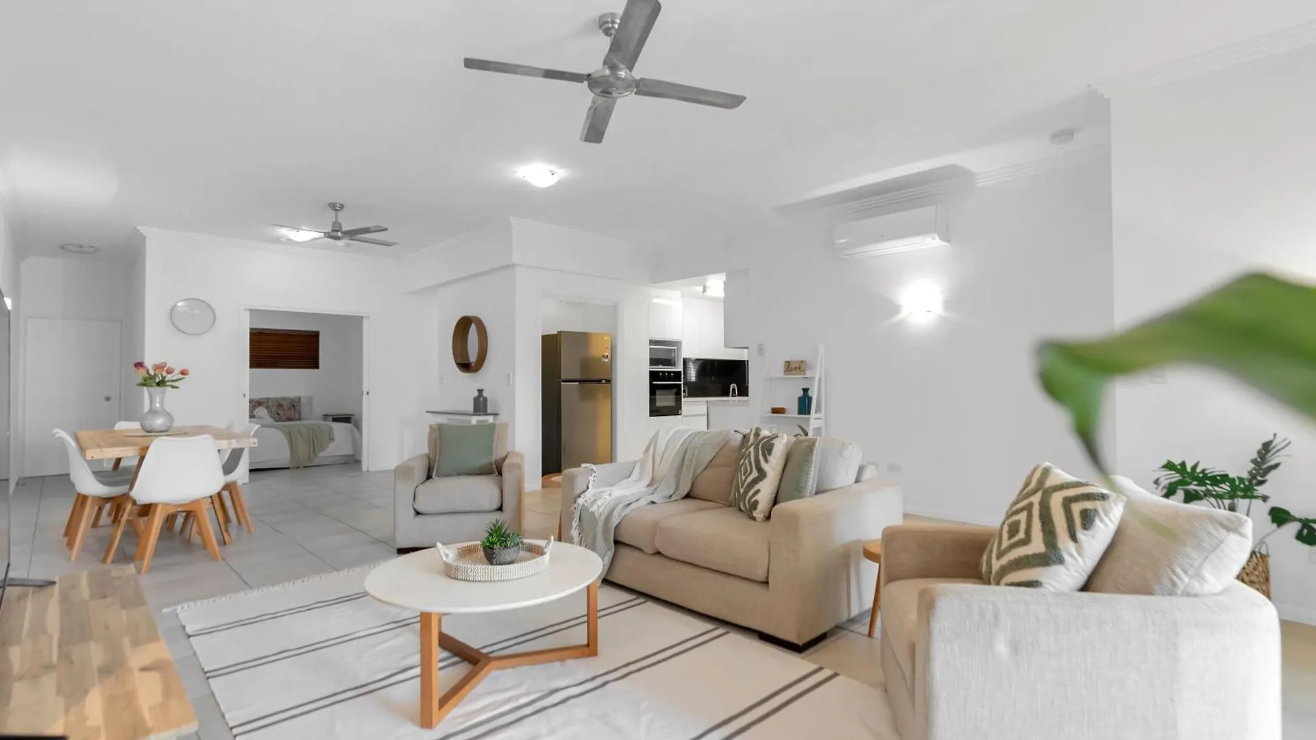 Апартаменты 'Eclipse' A Poolside Family Escape In The Cbd Кэрнс