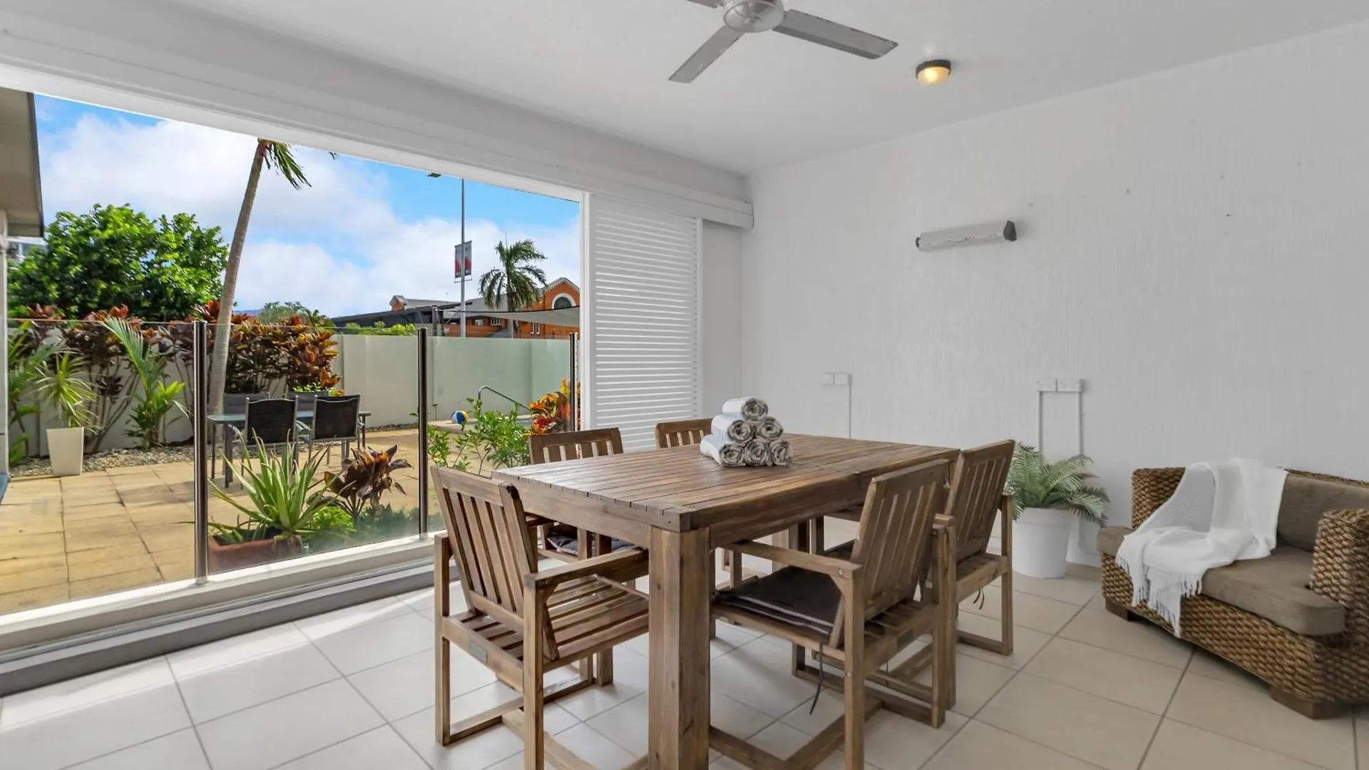 'Eclipse' A Poolside Family Escape In The Cbd Daire Cairns
